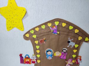 Cada semana de Adviento trabajamos un símbolo del Belén: La estrella, el portal y los personajes.